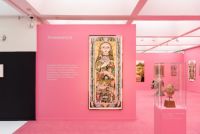 Drømmesyn 1 - Udstillingen ”JÆRTEGN”
Randers Kunstmuseum 2024
En Hybridudstilling udført af Julie Nord bestående af en Total-Installering af udvalgte værker fra Museets samling, sammen med egne værker i udvalg fra 1999-2024.Udstillingen ”JÆRTEGN”
Randers Kunstmuseum 2024. Drømmesyn 1 - Udstillingen ”JÆRTEGN”
Randers Kunstmuseum 2024
En Hybridudstilling udført af Julie Nord bestående af en Total-Installering af udvalgte værker fra Museets samling, sammen med egne værker i udvalg fra 1999-2024.Udstillingen ”JÆRTEGN”
Randers Kunstmuseum 2024.